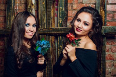 Onu tutan güzel esmer kadın portresi kır çiçekleri buketi eller. Güneş zevk. Mutluluk ve sevgi kavramı. Güzel çiçekler. Romantik ruh hali. Doğa güneşli günde.