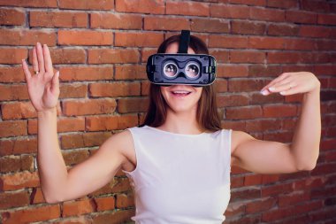 Sanal gerçeklik aygıt. Kadın sanal gerçeklik bardaklarda oyun oynama. Sanal ekran ile kulaklık. Kız dokunmatik modern gözlük ile sanal ekran kullanarak.