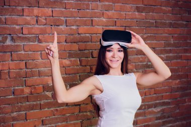 Sanal gerçeklik aygıt. Kadın sanal gerçeklik bardaklarda oyun oynama. Sanal ekran ile kulaklık. Kız dokunmatik modern gözlük ile sanal ekran kullanarak.