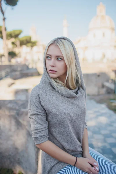 Retrato de una hermosa mujer rubia al aire libre en la calle . — Foto de Stock