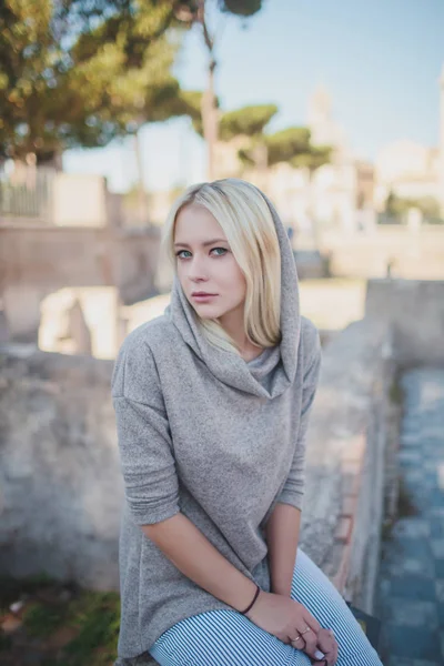 Portret van een mooie blonde vrouw buiten op straat. — Stockfoto