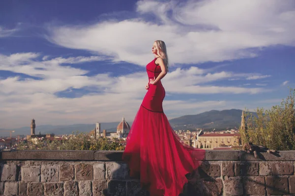 Chica sensual vestida con vestido rojo en Florencia, Toscana . — Foto de Stock