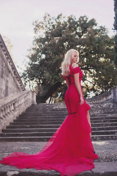 Sensual girl dressed in red dress in Florence, Tuscany. — Stock Photo, Image