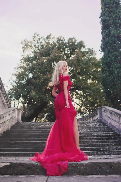 Fille sensuelle habillée en robe rouge à Florence, Toscane . — Photo