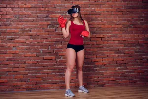Jovem lutador boxer ajuste menina em óculos VR vestindo luvas de boxe em treinamento — Fotografia de Stock