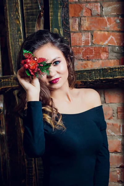 Portrait of beautiful brunette woman holding in her hands bouquet of wild flowers. Enjoying sun. Happiness and love concept. Beautiful flowers. Romantic mood. Sunny day on the nature. — Stock Photo, Image