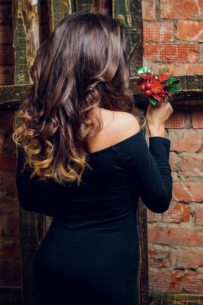 야생 꽃의 그녀의 손에 꽃다발을 들고 아름 다운 갈색 머리 여자의 초상화. 일을 즐기고 있다. 행복과 사랑 개념입니다. 아름 다운 꽃입니다. 로맨틱 분위기입니다. 성격에 화창한 날. — 스톡 사진