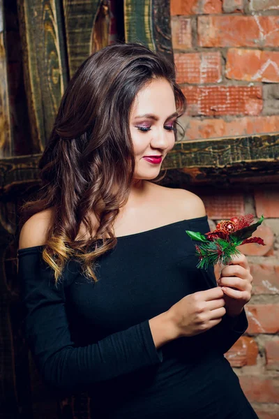 Portret piękna brunetka kobieta trzymająca w rękach bukiet dzikich kwiatów. Ciesząc się słońcem. Pojęcie szczęścia i miłości. Piękne kwiaty. Romantyczny nastrój. Słoneczny dzień na charakter. — Zdjęcie stockowe