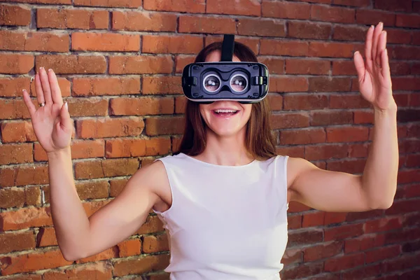 Sanal gerçeklik aygıt. Kadın sanal gerçeklik bardaklarda oyun oynama. Sanal ekran ile kulaklık. Kız dokunmatik modern gözlük ile sanal ekran kullanarak.