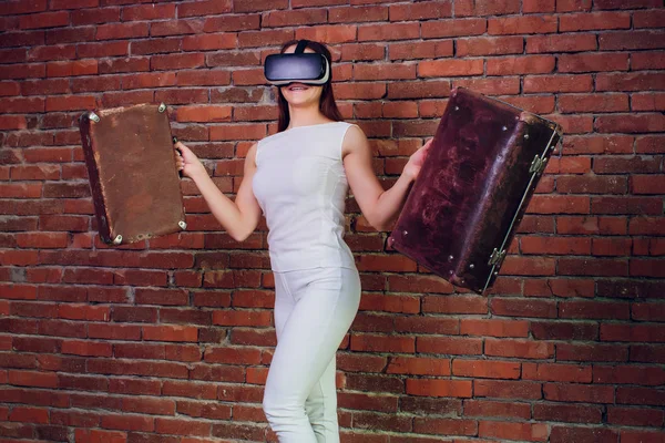 Dispositivo de realidade virtual. Mulher jogando jogo em óculos de realidade virtual. Headset com tela virtual. Menina toque algo usando óculos modernos com tela virtual . — Fotografia de Stock