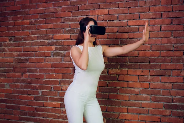 Dispositivo de realidade virtual. Mulher jogando jogo em óculos de realidade virtual. Headset com tela virtual. Menina toque algo usando óculos modernos com tela virtual . — Fotografia de Stock