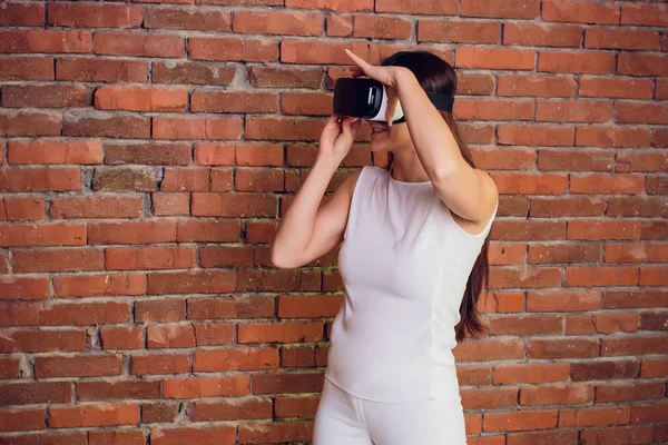 Dispositivo de realidade virtual. Mulher jogando jogo em óculos de realidade virtual. Headset com tela virtual. Menina toque algo usando óculos modernos com tela virtual . — Fotografia de Stock