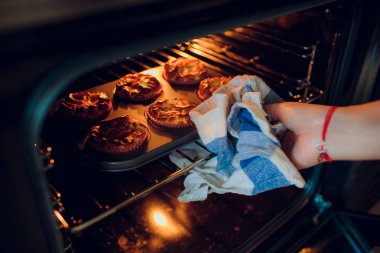 Fırın elinde top kek pişirme kadın.