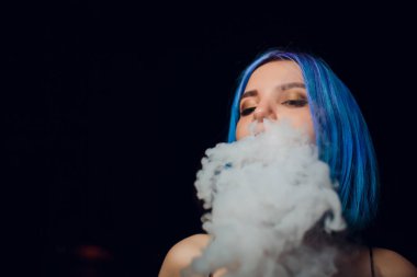 Genç kadın sigara elektronik sigara siyah bir arka plan