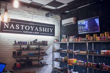 Ufa, Rusya, Güney Vape salonu, 5 Temmuz, 2018: E-sıvı e-suyu yüksek vape elektronik sigara vaping aygıtı, şişe vape barda duman buharı sayacında için.