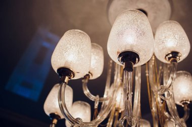 Bir güzel kristal avize güzel avize Close-up. Lüks pahalı avize asılı tavan altında