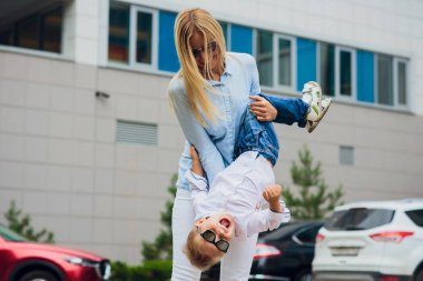 Genç Anne ile küçük oğlu açık havada cam duvar üzerinde