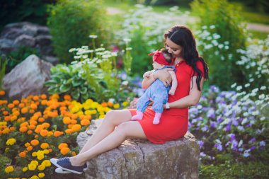 3 aylık çocuk açık havada mommys elinde. Yeni doğmuş bir bebek için ilk yürüyüş