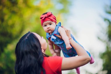 3 aylık çocuk açık havada mommys elinde. Yeni doğmuş bir bebek için ilk yürüyüş