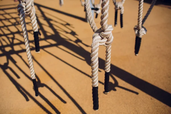 Close-up touw knoop regel gebonden samen met speeltuin background.selective focus. — Stockfoto