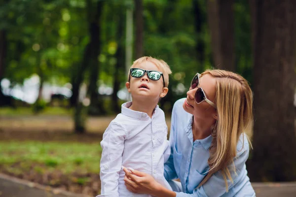 Jonge moeder met haar zoontje buitenshuis — Stockfoto