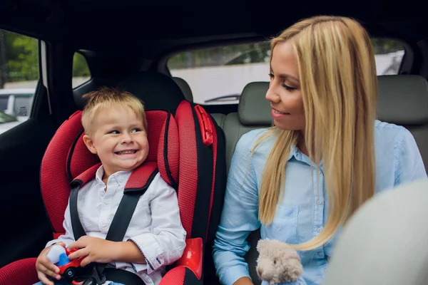 Mère inquiète pour sa sécurité des enfants dans une voiture Fils près de maman Babes assis à l'intérieur de l'automobile moderne Les gens regardent caméra L'idée de la circulation en toute sécurité — Photo