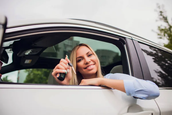 Mulher feliz jovem bonita em carro novo com chaves - ao ar livre — Fotografia de Stock