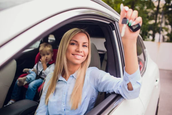 Hermosa joven feliz mujer en coche nuevo con llaves - al aire libre —  Fotos de Stock