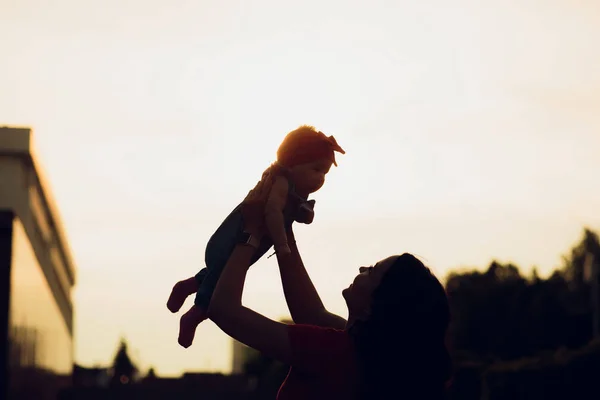 3 місяці дитина в матусі руки на відкритому повітрі. Перша прогулянка для новонародженого — стокове фото