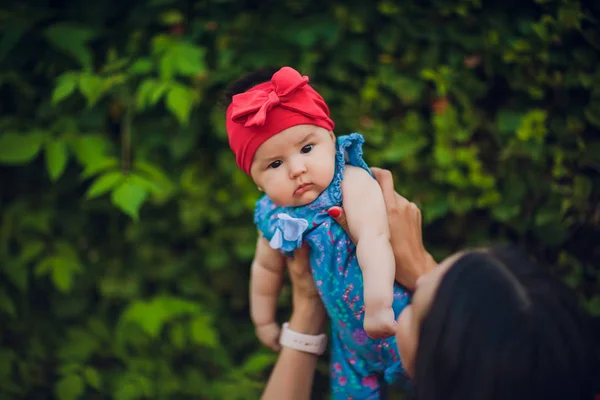 3 maanden oud kind in mommys handen buitenshuis. Eerste wandeling voor een pasgeborene — Stockfoto