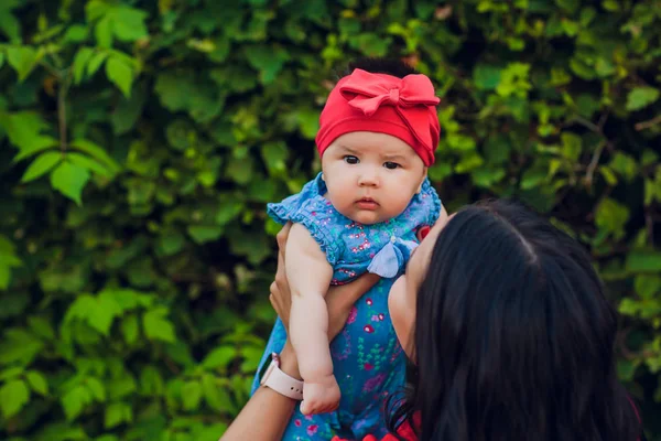 3 maanden oud kind in mommys handen buitenshuis. Eerste wandeling voor een pasgeborene — Stockfoto