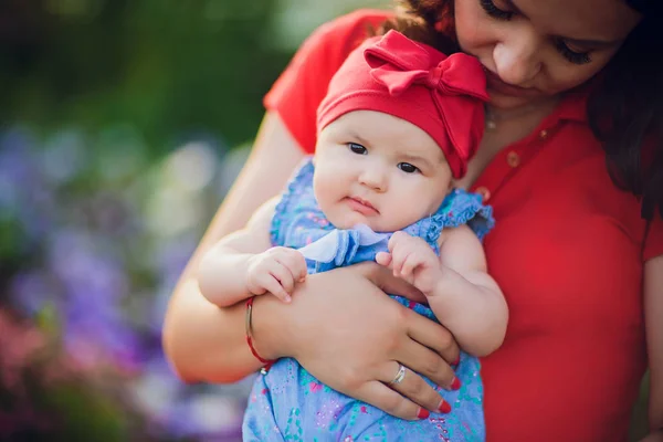 3 maanden oud kind in mommys handen buitenshuis. Eerste wandeling voor een pasgeborene — Stockfoto