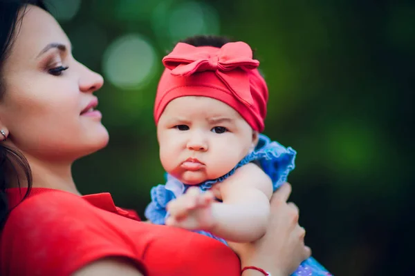 3 maanden oud kind in mommys handen buitenshuis. Eerste wandeling voor een pasgeborene — Stockfoto