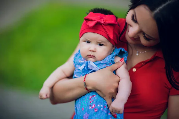 3 hónapos gyermek mommys kezében szabadban. Egy újszülött első séta — Stock Fotó