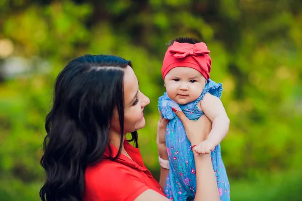 3 maanden oud kind in mommys handen buitenshuis. Eerste wandeling voor een pasgeborene — Stockfoto