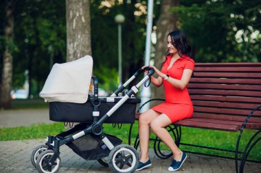 Anne Bebek arabası bebek arabası, şehir arabası ile yürüme. Aşk ve Aile kavramı.