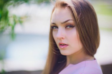 Yaz, moda ve insanlar kavramı yaşam tarzı şık güzel kadın portre şehir, sokak moda renkli duvara güneş gözlüğü