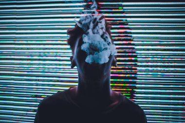 Portre olgun adam sigara elektronik sigara zor seçilen renk bantları LED üzerinden, sokaklarda