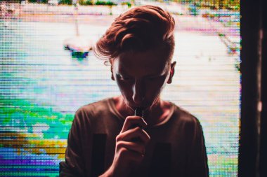 Portre olgun adam sigara elektronik sigara zor seçilen renk bantları LED üzerinden, sokaklarda