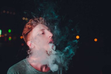 Geceleri sokaklarda portre olgun adam sigara elektronik sigara