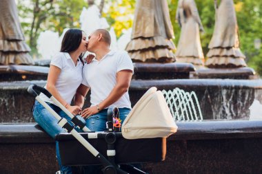 Şehir Çeşme, Bebek arabasındaki bebek, aşk kavramını kenarında oturan evli çift