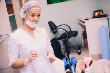 Genç kadın bir enjeksiyon dudaklarını güzellik salonu içinde alır. Güzellik enjeksiyonları-Şevval özçelik güzellik ofiste yatan kadın. Dudaklar hyaluronik asit, yordam, yeniden canlandırılması şekillendirme artırmak