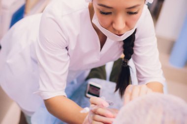 Genç kadın bir enjeksiyon dudaklarını güzellik salonu içinde alır. Güzellik enjeksiyonları-Şevval özçelik güzellik ofiste yatan kadın. Dudaklar hyaluronik asit, yordam, yeniden canlandırılması şekillendirme artırmak