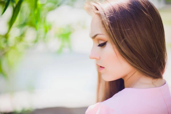 Estate, moda e persone concetto stile di vita ritratto elegante bella donna in occhiali da sole contro muro colorato in città, street fashion — Foto Stock