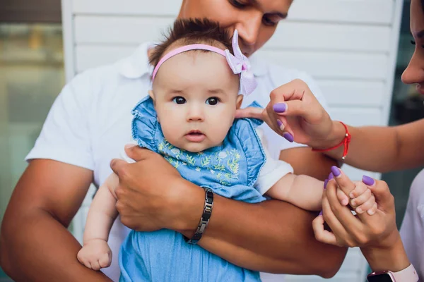 Getrouwd stel, man is bedrijf kind, is het reinigen van een vrouw. een oor. kind met de vinger van de help. schoonmaken. hygiëne — Stockfoto