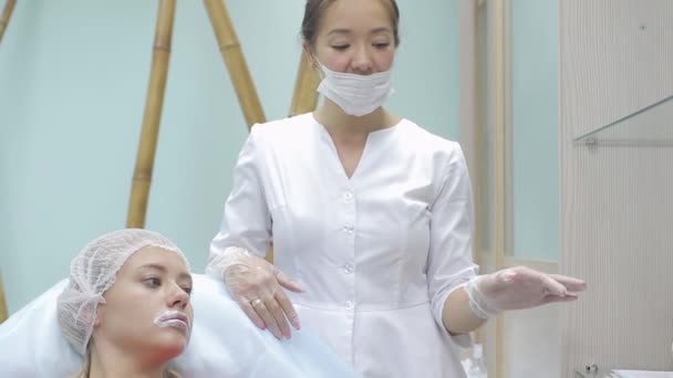 Schoonheidsspecialist maken injectie in de lippen van de dames. lipvergroting en plastische chirurgie. — Stockvideo