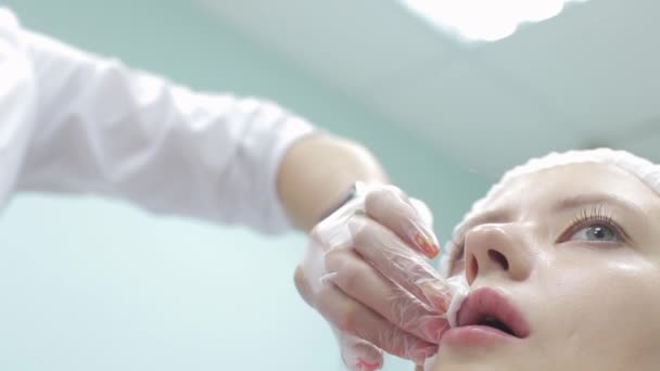 Cosmetólogo hacer la inyección en los labios de las mujeres. aumento de labios y cirugía plástica . — Vídeos de Stock
