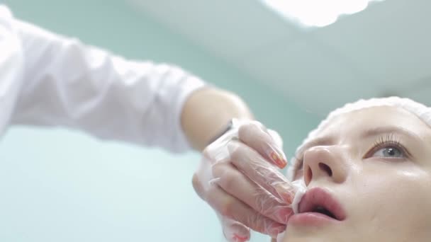 Kosmetikerin macht Injektion in die Lippen der Frauen. Lippenvergrößerung und plastische Chirurgie. — Stockvideo