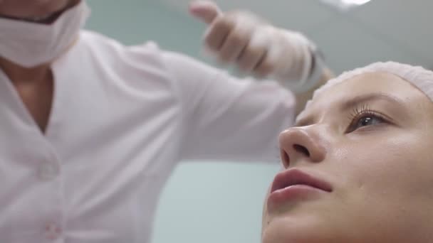 Kosmetikerin macht Injektion in die Lippen der Frauen. Lippenvergrößerung und plastische Chirurgie. — Stockvideo