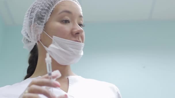 Косметолог делает инъекции в губы женщин. увеличение губ и пластическая хирургия . — стоковое видео